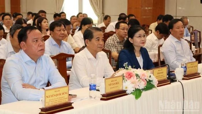 Các đồng chí lãnh đạo tỉnh Đồng Nai và đại biểu dự hội nghị.