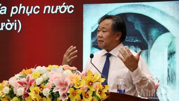 Phó Giáo sư, tiến sĩ Nguyễn Quốc Dũng, nguyên Giám đốc Học viện Chính trị khu vực II truyền đạt chuyên đề.