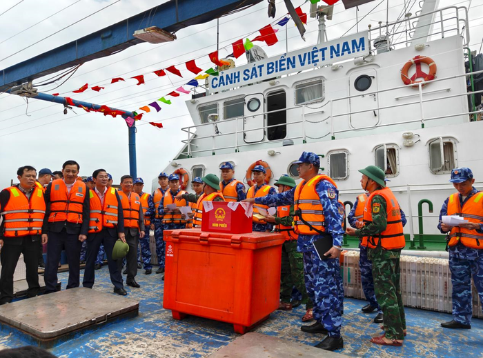 Các đồng chí lãnh đạo đặc khu Bạch Long Vĩ cùng Ủy ban bầu cử chứng kiến quá trình bỏ phiếu của cử tri Tàu CSB 2008. 
