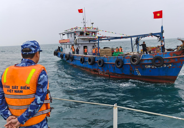  Tàu CSB 2008 phối hợp cùng tàu của Ủy ban Bầu cử đặc khu Bạch Long Vĩ thực hiện tuyên truyền và tổ chức bầu cử trên biển. 