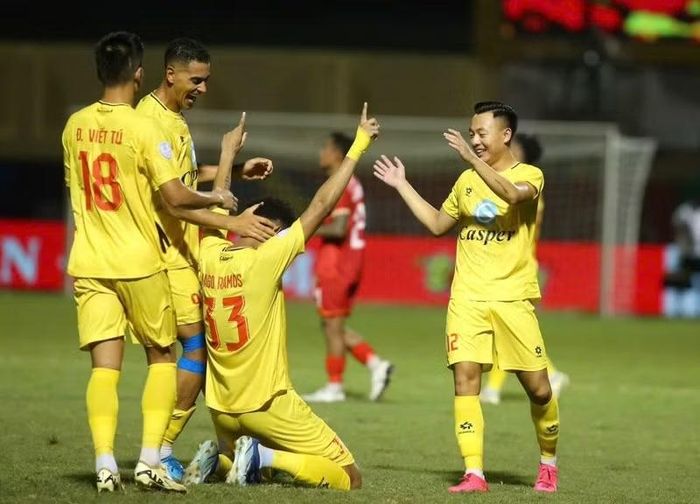Lúc này, sau 16 vòng đấu, Thanh Hóa FC đang xếp ở vị trí thứ 12 trên bảng xếp hạng với 13 điểm và phải đua trụ hạng khi chỉ hơn đội xếp cuối là PVF CAND đúng 2 điểm.
