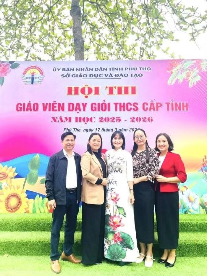 Cán bộ, giáo viên Trường THCS Cao Xá (xã Bản Nguyên) động viên cô Dương Thị Bích Thủy (thứ 3 từ phải sang) giáo viên nhà trường tham gia Hội thi giáo viên dạy giỏi cấp tỉnh năm học 2025 - 2026.