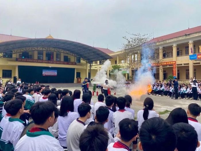Các em học sinh được hướng dẫn an toàn PCCC. (Ảnh: CATQ)