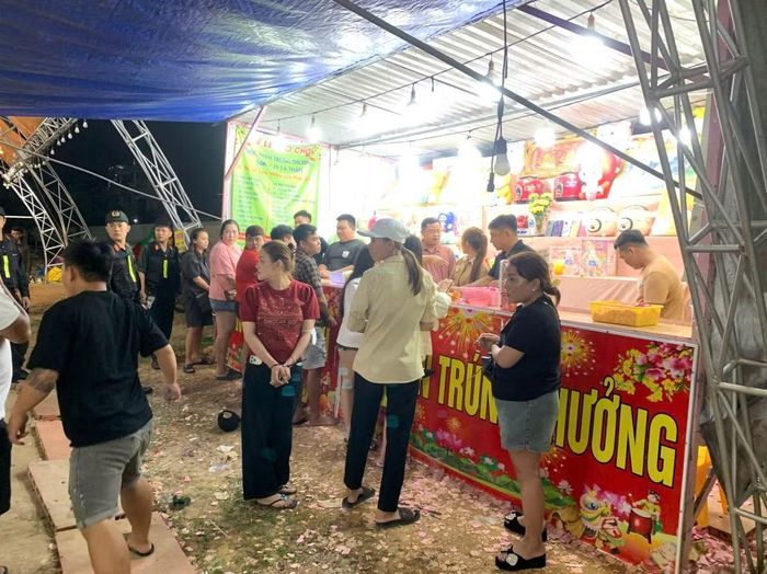 Lực lượng chức năng kiểm tra hai điểm tổ chức trò chơi của đoàn hội chợ Hương Trầm. Ảnh: Công an cung cấp