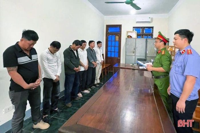 Cơ quan chức năng tống đạt quyết định khởi tố các đối tượng.
