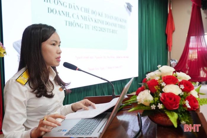 Bà Nguyễn Thị Thu Hồng – cán bộ Thuế tỉnh Hà Tĩnh triển khai nội dung trọng tâm trong Thông tư số 152/2025/TT-BTC ngày 31/12/2025 của Bộ Tài chính hướng dẫn kế toán cho các hộ kinh doanh, cá nhân kinh doanh.