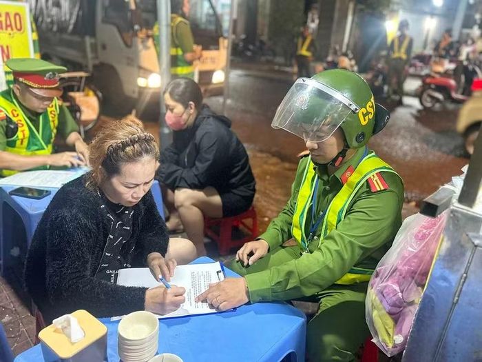  Hộ dân buôn bán, kinh doanh ở phường Quy Nhơn Nam ký cam kết không lấn chiếm vỉa hè, lòng đường. Ảnh: K.A. 