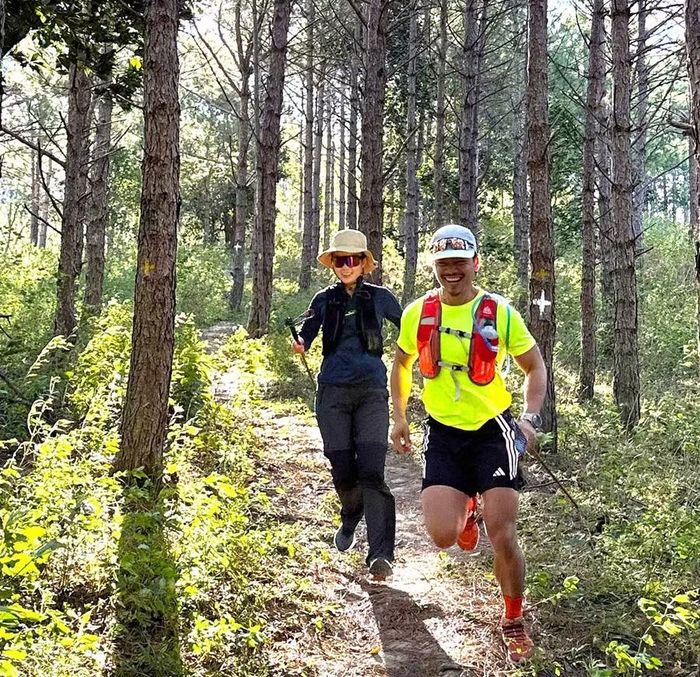  Vợ chồng chị Nguyễn Hoàng Vi Thảo trekking tại đồi thông xã Biển Hồ ngày 8-3-2026. Ảnh: Ngọc Duy 