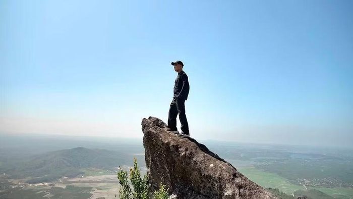  Anh Võ Ngọc Trung chinh phục đỉnh Chư Nâm sau hành trình trekking ngày 11-3-2026. Ảnh: Ngọc Duy 