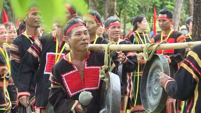  Tại “Không gian Phiên cuối tuần Cà phê &amp; Văn hóa Gia Lai”, du khách sẽ được xem trình diễn cồng chiêng Tây Nguyên. Ảnh: Huy Toàn 