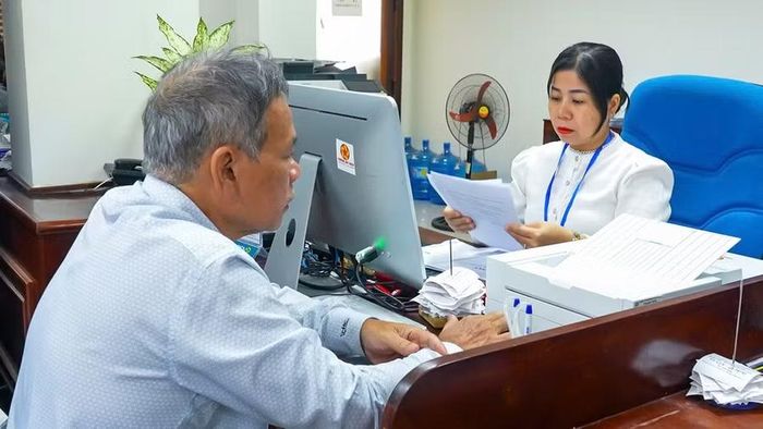  Cán bộ Trung tâm Phục vụ hành chính công tỉnh tiếp nhận hồ sơ của người dân. Ảnh: P.H 