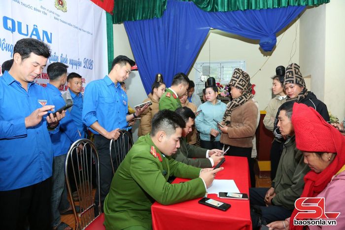 Đoàn thanh niên, phường Chiềng Cơi ra quân hỗ trợ nhân dân bản Dầu tích hợp giấy tờ trên VNeID.