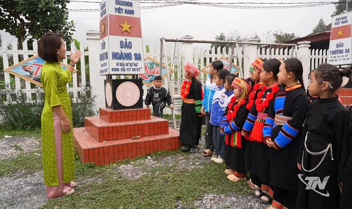 Giờ học ngoại khóa của cô và trò Trường Tiểu học Thần Sa.