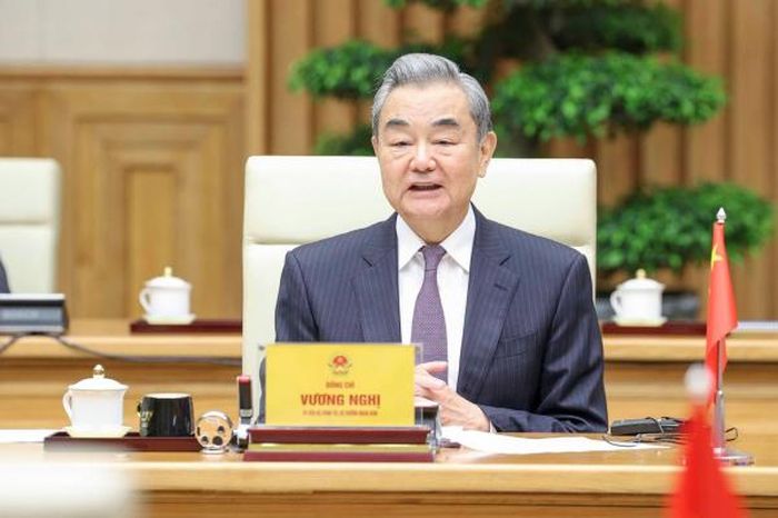 Ủy viên Bộ Chính trị, Chủ nhiệm Văn phòng Ủy ban Công tác Đối ngoại Trung ương, Bộ trưởng Bộ Ngoại giao Trung Quốc Vương Nghị phát biểu tại phiên họp.