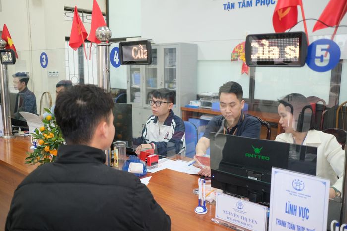 Công tác giải quyết thủ tục hành chính cho người dân xã Kim Anh luôn được cải thiện, rút ngắn thời gian và cắt giảm thủ tục để tạo thuận lợi tối đa cho người dân. Ảnh minh họa: Sỹ Hào