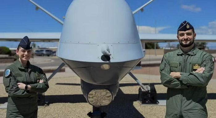 MQ-9A Predator-B, hay còn gọi là máy bay không người lái trinh sát tấn công tầm trung, có sải cánh khoảng 20 m, chiều dài gần 11 m, khối lượng cất cánh tối đa hơn 4,7 tấn.