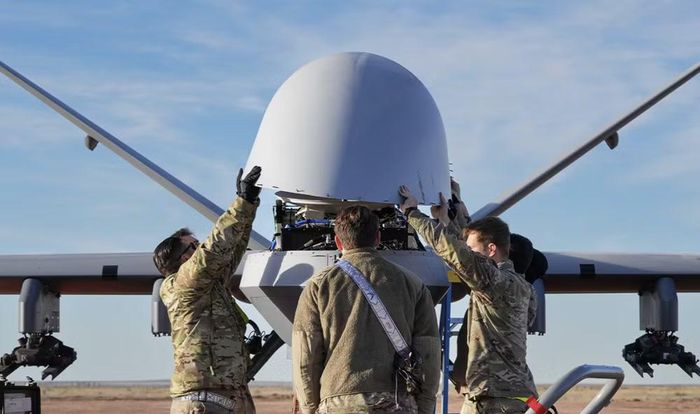 Trong cấu hình tác chiến, UAV có thể mang tên lửa không đối đất và bom dẫn đường, đóng vai trò then chốt trong các chiến dịch chống khủng bố và kiểm soát khu vực rộng lớn.