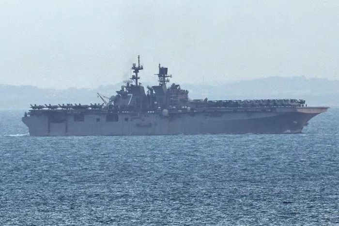  Tàu tấn công đổ bộ USS Tripoli tiến vào eo biển Singapore, ghi nhận từ Singapore ngày 17/3. Ảnh: Reuters.