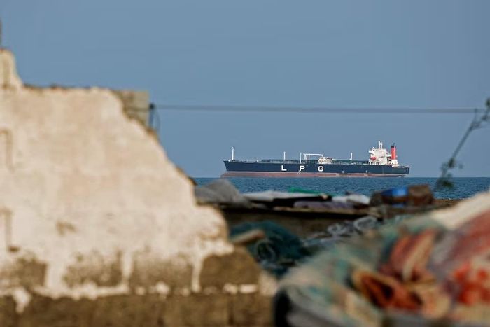  Một tàu chở khí LPG đang neo đậu ở Shinas, Oman, do giao thông tại eo biển Hormuz bị hạn chế trong bối cảnh xung đột giữa Mỹ-Israel và Iran. Ảnh: Reuters. 