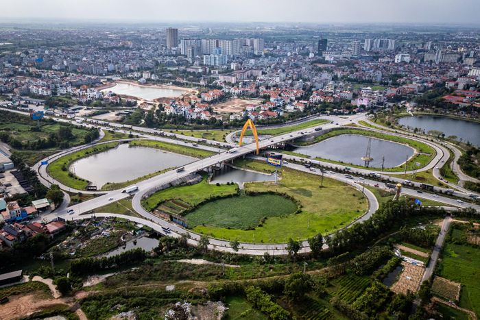  Bên cạnh đó, dự án sẽ mở rộng đoạn tuyến dài 6,55 km đi trùng với cao tốc Hà Nội - Thái Nguyên/Vành đai 3 lên quy mô 120 m, kết nối từ đoạn đường xây mới đến nút giao đường dẫn cầu Tứ Liên. Hình ảnh tại đường cao tốc Hà Nội - Bắc Giang, một trong những tuyến cao tốc quan trọng kết nối với sân bay Gia Bình. 