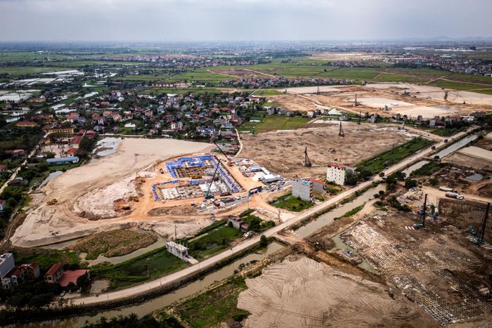  Với nhà ga hàng hóa, giai đoạn đầu cũng được bố trí tại khu vực phía Đông, sau đó mở rộng về phía Đông trong tầm nhìn đến 2050. Ngoài ra, khu vực phía Nam được dự phòng để phát triển nhà ga hàng hóa khi nhu cầu tăng cao. 