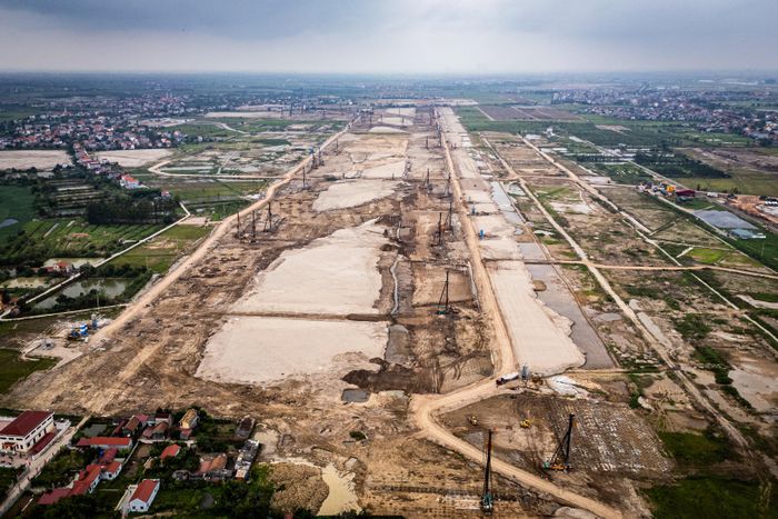  Sau gần 7 tháng khởi công, nhiều hạng mục tại sân bay Gia Bình được đơn vị thi công triển khai nhanh chóng. Tại khu vực triển khai dự án, công trường thi công với quy mô lớn đã được thiết lập. Theo quy hoạch được phê duyệt, sân bay Gia Bình được xây dựng theo tiêu chuẩn cấp 4F của Tổ chức Hàng không dân dụng quốc tế (ICAO). Sân bay có hai đường băng dài 3.500-4.000 m. 