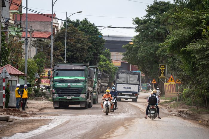  Bên cạnh đó, dự án đầu tư xây dựng tuyến đường kết nối Sân bay Gia Bình với thủ đô Hà Nội được triển khai theo hình thức công trình xây dựng khẩn cấp. Dự án bao gồm 7 km làm mới và 6,55 km đi trùng với các tuyến cao tốc hiện hữu sẽ được nâng cấp mở rộng lên 120 m. Tổng diện tích sử dụng đất gần 290 ha. Hình ảnh tại đường QL17 hiện hữu chỉ có hai làn xe lưu thông. 