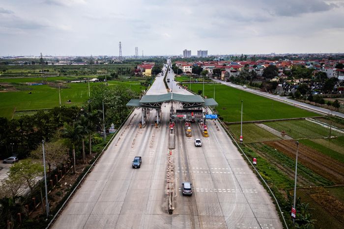  Hình ảnh tại đường QL38, đây là tuyến đường hiện hữu kết nối đường cao tốc Hà Nội - Bắc Giang và cao tốc Hà Nội - Hải Phòng với sân bay Gia Bình. Theo quy hoạch, đoạn xây dựng mới dài 7 km, mặt cắt ngang 120 m, có điểm đầu kết nối với tuyến đường trên địa phận tỉnh Bắc Ninh, điểm cuối tại nút giao giữa cao tốc Hà Nội - Lạng Sơn và cao tốc Hà Nội - Thái Nguyên/Vành đai 3. 