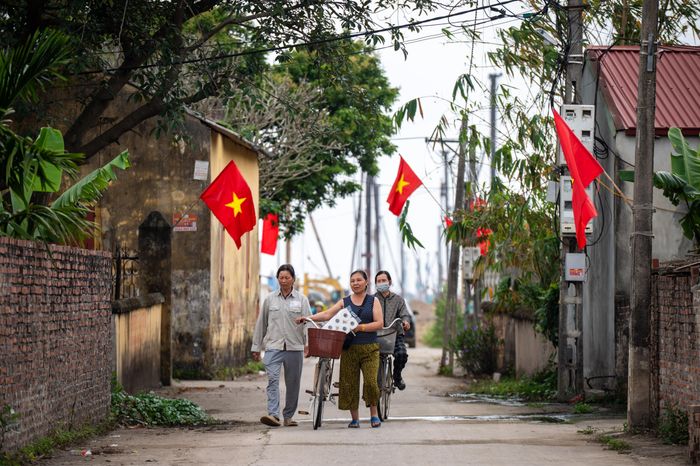 Bên cạnh các chính sách bồi thường, hỗ trợ và tái định cư theo quy định, tỉnh Bắc Ninh ban hành cơ chế đặc thù nhằm đảm bảo quyền lợi cho người dân bị thu hồi đất và đẩy nhanh tiến độ dự án trọng điểm quốc gia này. Theo đó, hộ gia đình, cá nhân đủ điều kiện bồi thường khi Nhà nước thu hồi đất ở, ngoài một lô đất tái định cư, còn có thể được xem xét giao thêm đất ở có thu tiền sử dụng đất nếu có nhu cầu. 