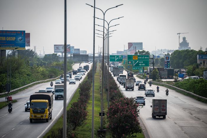 Ngoài tuyến chính, dự án còn xây dựng hai nhánh rẽ trực tiếp từ cao tốc Hà Nội - Thái Nguyên/Vành đai 3 lên đường dẫn cầu Tứ Liên, mỗi nhánh 3 làn xe, rộng 14 m, dài khoảng 2,5 km, nhằm tăng khả năng kết nối giữa khu vực sân bay Gia Bình và cầu Tứ Liên. Hình ảnh tại đường cao tốc Hà Nội - Bắc Giang. 