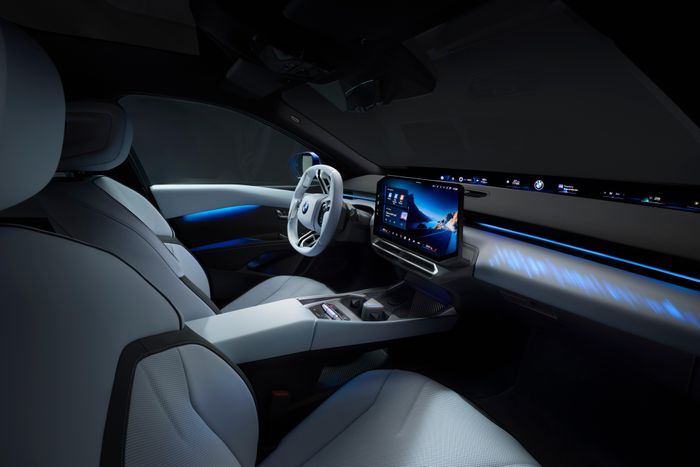  BMW i3 hoàn toàn mới được trang bị tính năng Panoramic iDrive, bao gồm dải hiển thị thông tin chạy ngang chân kính lái và màn hình trung tâm 18 inch dạng "Free-Cut" hướng về phía người lái, tích hợp trợ lý ảo AI Amazon Alexa... 