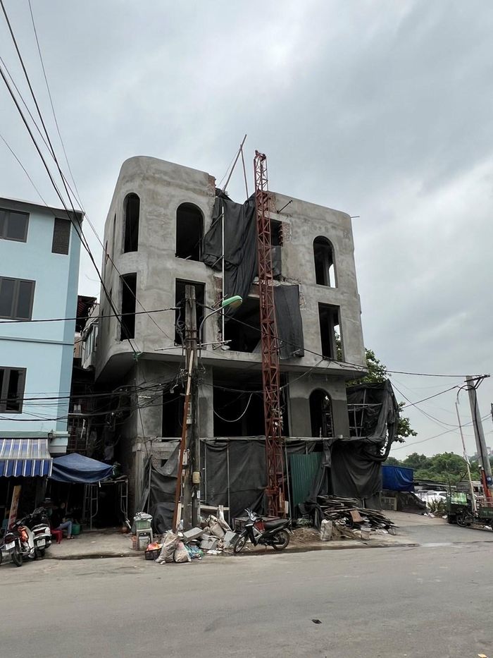 Một tòa nhà cuối phố Chương Dương Độ, mặt view sông Hồng, thuộc phường Hồng Hà đến nay đã được hoàn thiện. Ảnh: Tuấn Đông