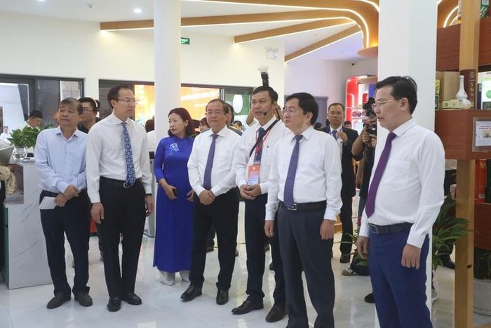 Lãnh đạo tỉnh Tây Ninh tham quan các khu vực trưng bày, triển lãm - Ảnh: VGP/LS