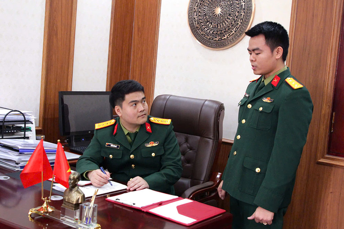 Đại úy Đoàn Văn Chí (trái).