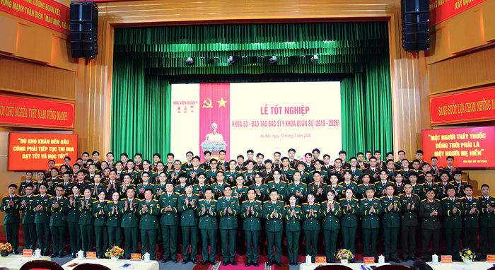 Lãnh đạo Học viện Quân y trao bằng tốt nghiệp và chúc mừng các tân bác sĩ quân y.