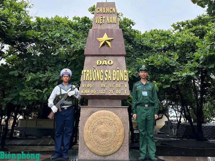 Chuyến thăm quần đảo Trường Sa đã góp phần bồi đắp thêm tình yêu Tổ quốc và ý thức trách nhiệm bảo vệ chủ quyền biển, đảo cho Thượng sĩ Nguyễn Hoàng Hiệp (bên phải). Ảnh: Nhân vật cung cấp