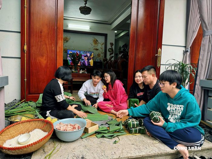 Cứ khoảng 27-28/1 âm lịch nhiều gia đình sẽ gói bánh trưng chuẩn bị đón “30 Tết cùng”.