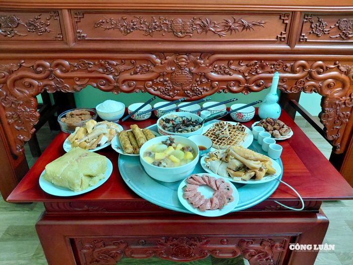 Mâm cơm cúng tổ tiên ngày "30 tết cùng".