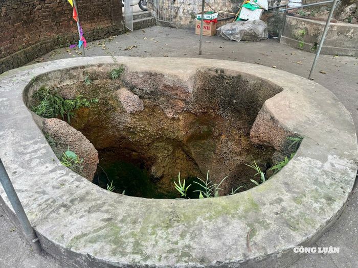 Một trong những chiếc giếng cổ tương truyền đó chính là nơi dân làng cất giấu đồ ăn Tết trước khi đi tránh giặc năm xưa.