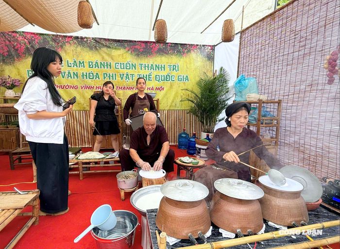 Người dân phường Vĩnh Hưng làm bánh cuốn trực tiếp tại gian hàng phục vụ công chúng và du khách.