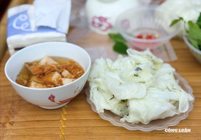 Bánh cuốn Thanh Trì có 2 loại chính gồm bánh cuốn lá (bánh mỏng, rắc hành phi) và bánh cuốn nhân (nhân thịt xay, mộc nhĩ, hành khô).