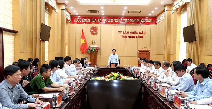 Ông Trần Song Tùng, Phó Chủ tịch Thường trực UBND tỉnh, Trưởng Ban Tổ chức Lễ hội Hoa Lư phát biểu kết luận hội nghị. Ảnh: Minh Quang.