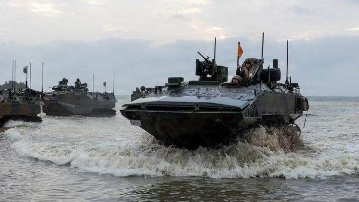 Tàu tấn công đổ bộ USS Tripoli của Hải quân Mỹ chở khoảng 2.200 lính thủy đánh bộ đang di chuyển gần eo biển Malacca hướng tới Trung Đông, CNN và ABC News đưa tin sáng 18/3. Ảnh minh họa về thủy quân lục chiến Mỹ: ABC News.
