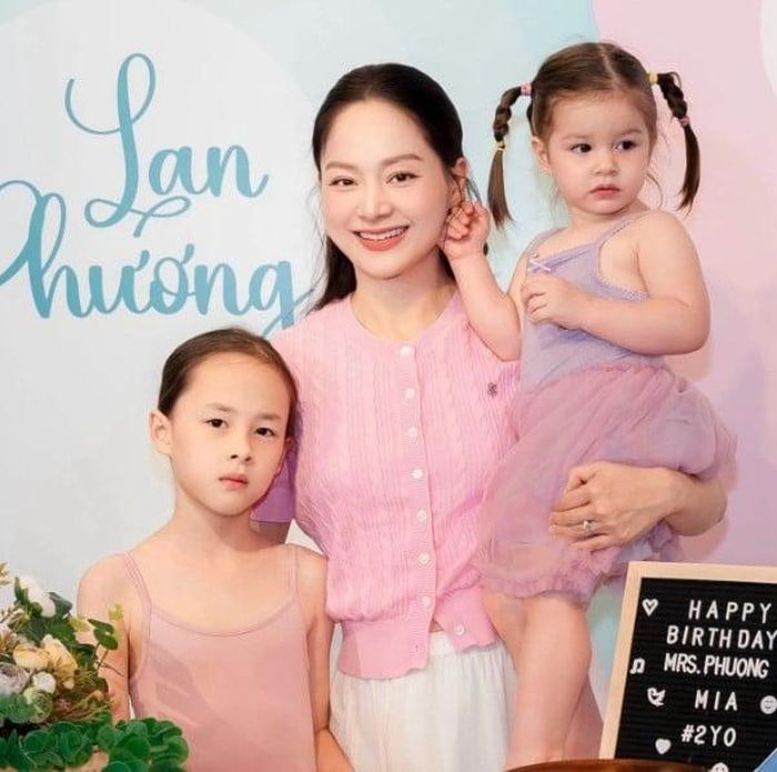 Lan Phương bên hai con gái Lina và Mia trong tiệc sinh nhật tại quán kid cafe do cô làm chủ.