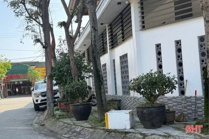 Tình trạng này đang diễn ra tràn lan cho thấy tâm lý coi vỉa hè là sân riêng của nhiều hộ dân. Chị Phạm Ngọc Vinh, sống tại xã Thạch Hà bức xúc: "Khi di chuyển trên nhiều tuyến đường trung tâm tại các khu vực đô thị của Hà Tĩnh, tôi thấy nhiều hộ dân tự ý đặt cây cảnh của gia đình ở vỉa hè. Các chậu cây chiếm trọn không gian của người đi bộ khiến họ phải di chuyển dưới lòng đường, rất nguy hiểm". 