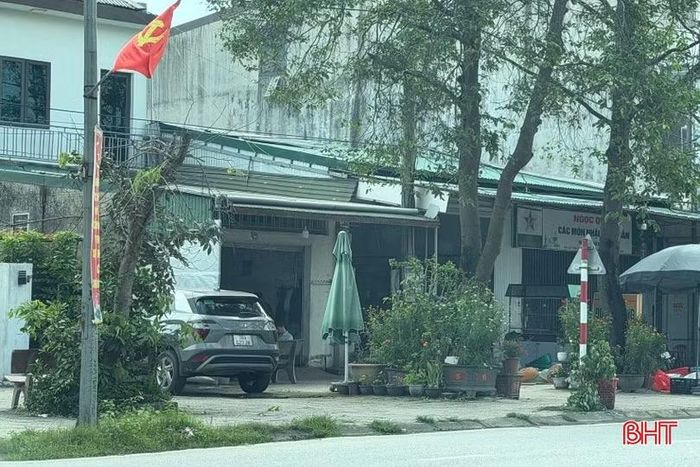 Những hàng cây "án ngữ" ngay dưới biển báo giao thông và cột đèn chiếu sáng, cho thấy sự thiếu quyết liệt trong công tác kiểm tra, nhắc nhở của lực lượng chức năng.