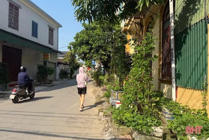 Để di chuyển, người đi bộ buộc phải đi dưới lòng đường vì vỉa hè không còn chỗ...