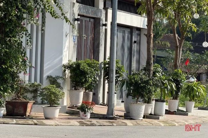 Trước 1 ngôi nhà trong ngõ 181 đường Lê Duẩn, phường Thành Sen, “ma trận” chậu cây đủ kích cỡ, chủng loại bủa vây các góc cua và lối rẽ, làm khuất tầm nhìn của người tham gia giao thông, tiềm ẩn nguy cơ xảy ra tai nạn.