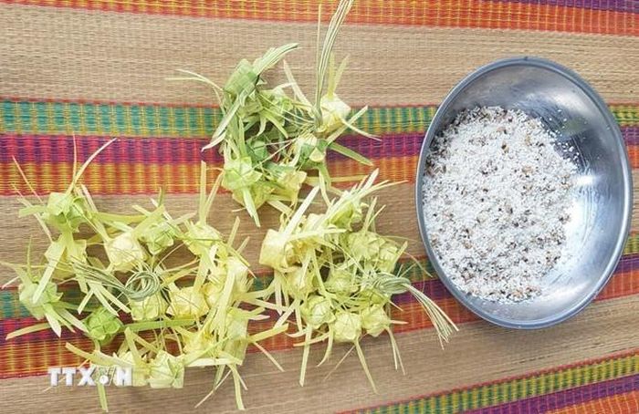 Sự tinh tế của bánh Kà tum nằm ở chỗ bánh là sự kết hợp của nông sản địa phương như gạo nếp ngâm kỹ, đậu trắng, lạc (đậu phộng) nấu chín, dừa nạo tay cùng chút đường, muối để cân bằng vị giác. (Ảnh: Công Mạo/TTXVN)