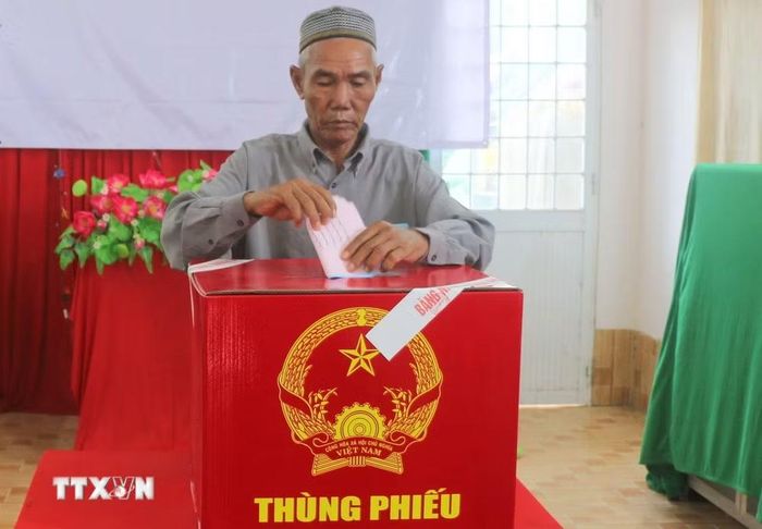 Cử tri là người dân tộc Chăm theo đạo Hồi Islam tại ấp Bình Di, xã Khánh Bình (tỉnh An Giang) tham gia bầu cử. (Ảnh: Công Mạo/TTXVN)